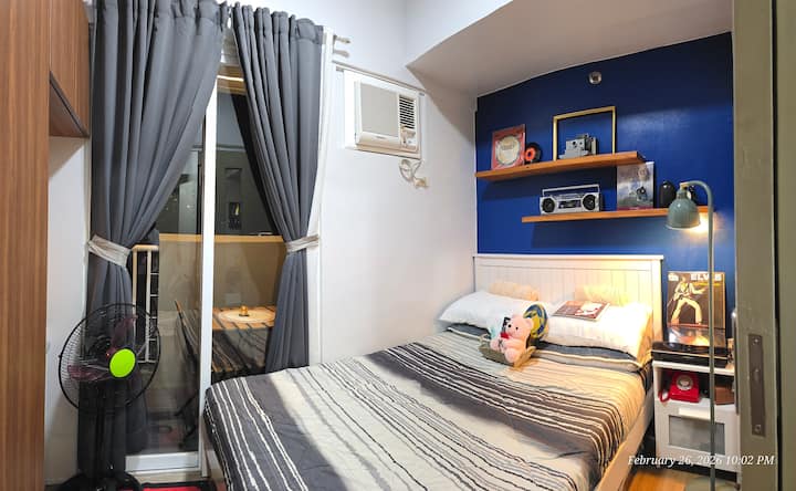 The room’s story deepens: the nightstand now hosts a turntable, ready to spin music of the past and f Beside it, a retro lamp casts a gentle glow of nostalgia. They transform the space into more than a display where light and music intertwine.