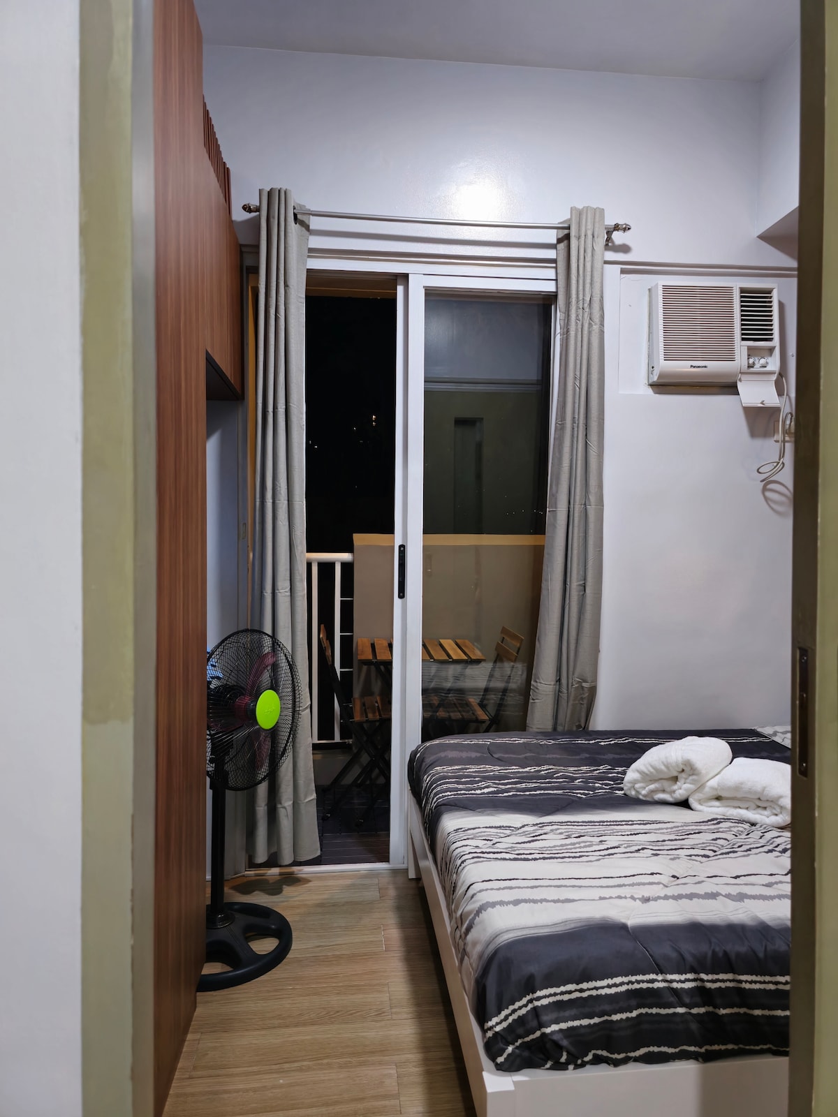 Ეს არის საძინებლის შესასვლელი, რომელიც აივნის სივრცეს გადაჰყურებს.