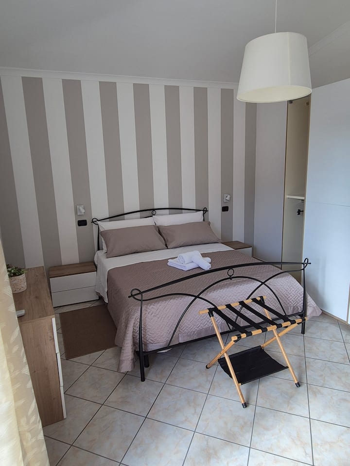 Grote slaapkamer uitgerust met alles wat je nodig hebt.