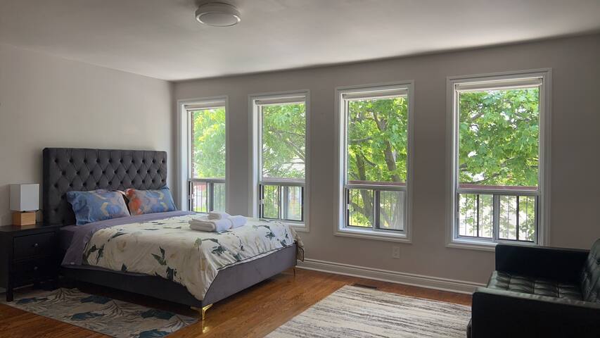 Big House Perfect Toronto getaway, gallery image 4