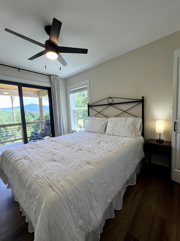 Spálňa na hlavnom poschodí s manželskou posteľou