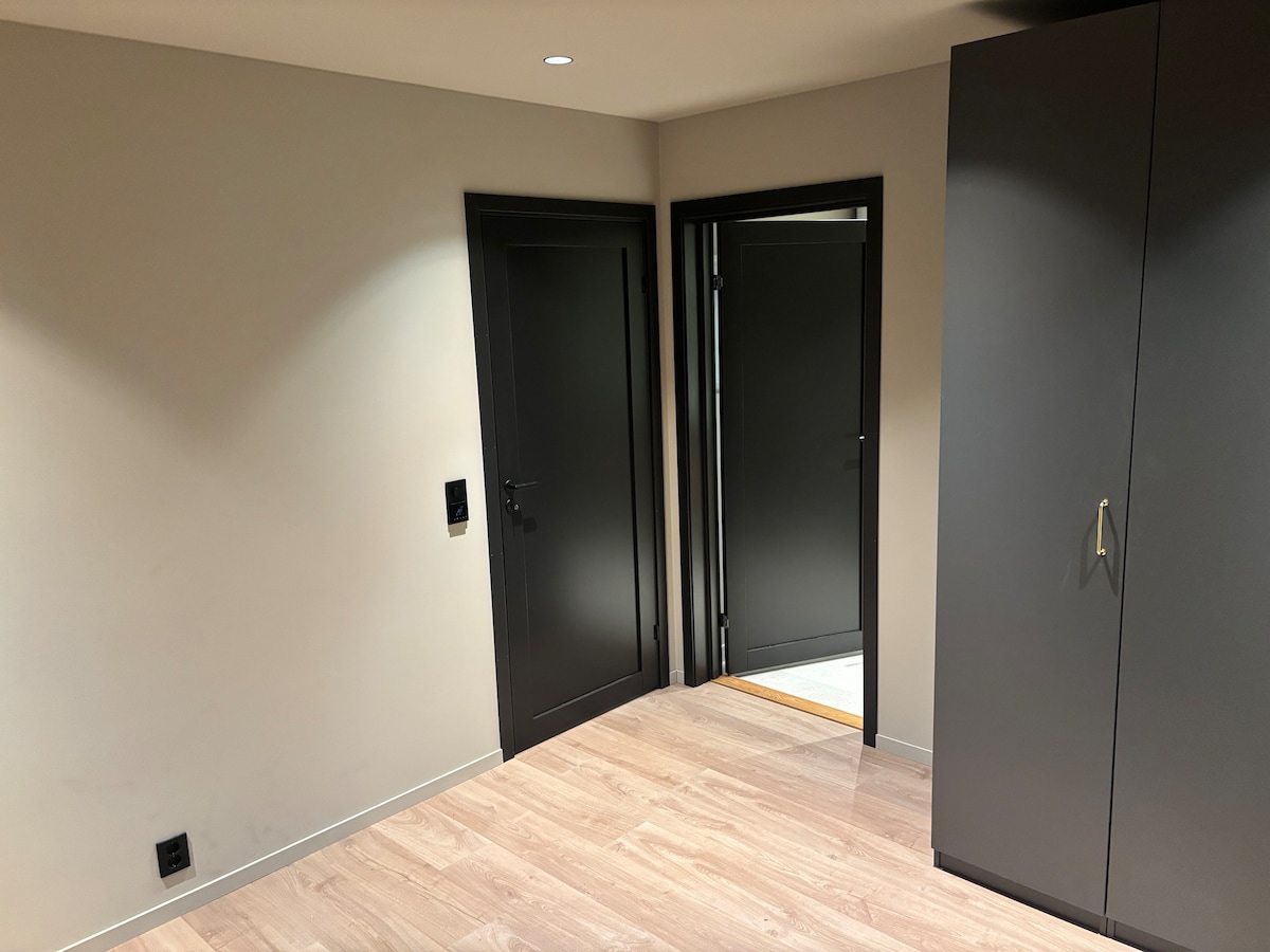 Dormitorio antes de amueblar. Puerta al baño abierta