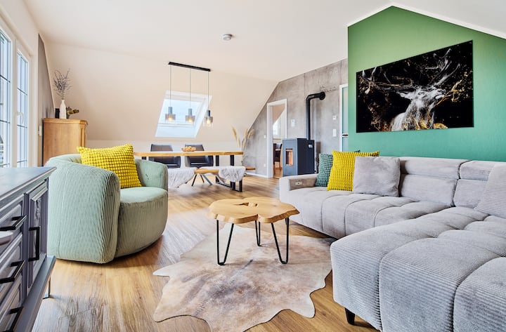 Dnevni boravak/blagovaonica s peći na pelete – udobnost se susreće sa suvremenošću