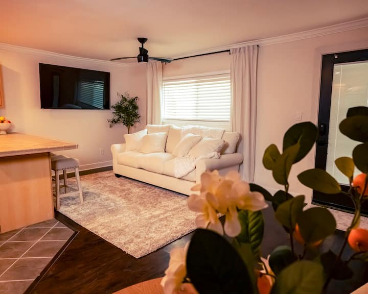 Luxury Private Suite W/ Kitchen & Patio - Lakeside, CA