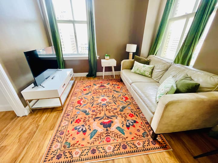 Stylish Downtown 1 Br W/ Partial River View - Memphis, TN