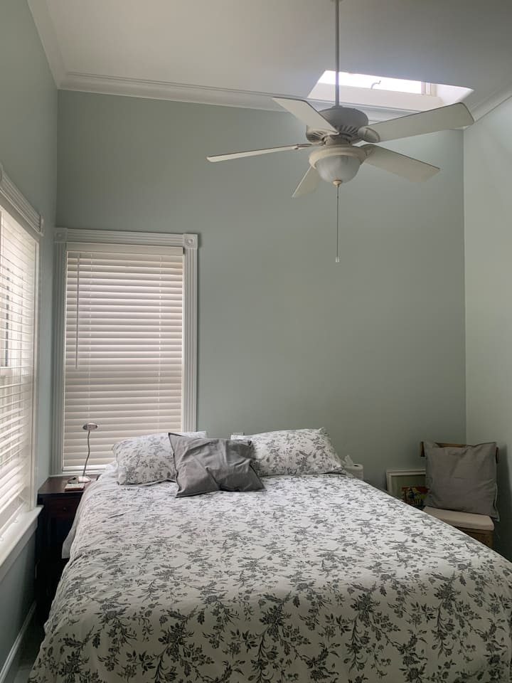 Spavaća soba, uključujući ormar s vješalicama i žičanim ladicama (nije na slici), stropni ventilator, mnogo prirodnog svjetla