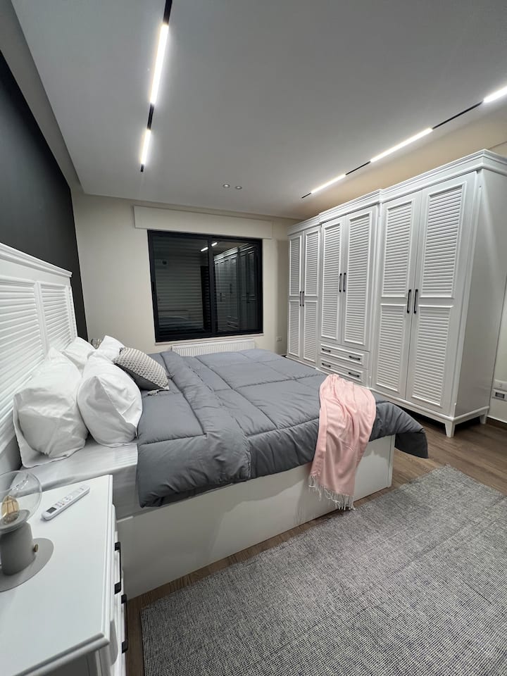 Cama tamaño king muy cómoda con almohadas adicionales, toallas y sábanas.