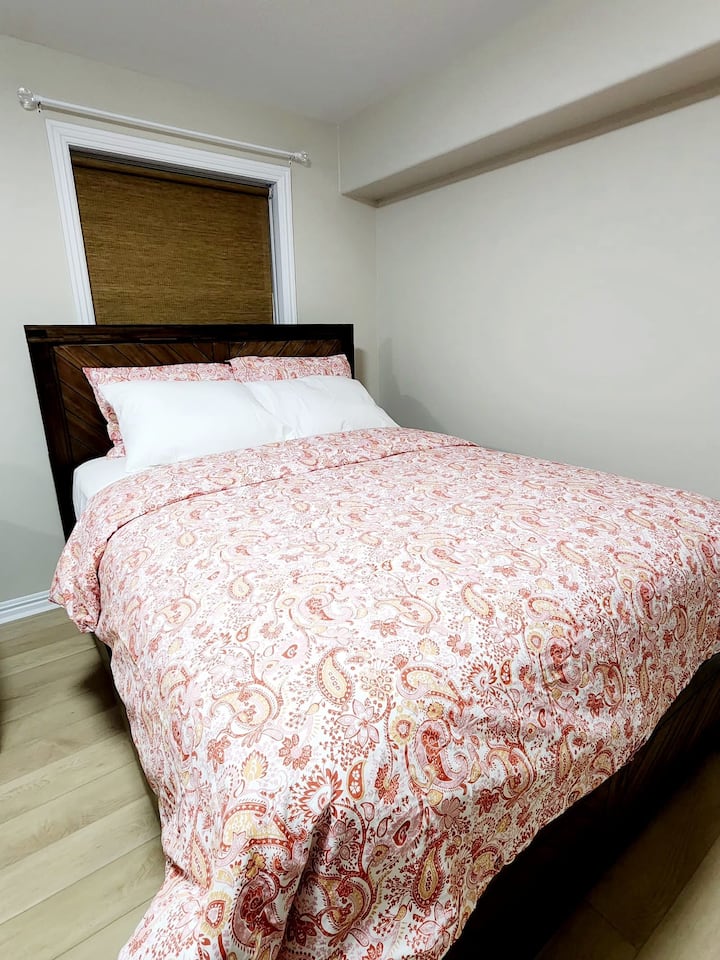 Cama queen en la sala de estar 
