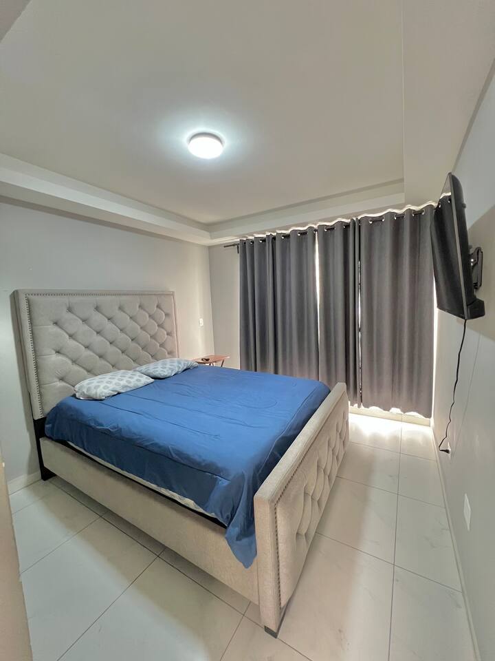 2. spavaća soba: bračni krevet, prostrani ormar, TV, balkon. 