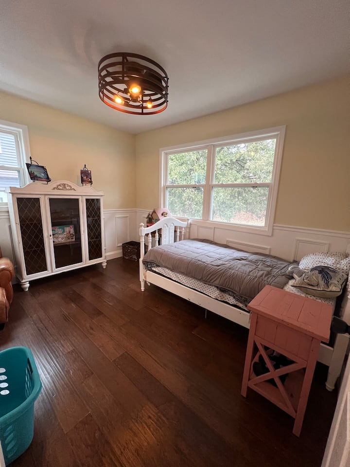 Chumba cha kulala cha mtoto chenye mengi ya kufanya!