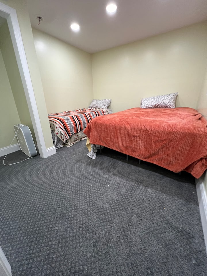 Chumba cha chini cha chumba cha kulala ambacho kinalala 3 kwa starehe! Tulia sana, ukiwa na mito ya manyoya na feni, pampu za a/c katika chumba hiki ili usiwe na joto katika majira ya joto!