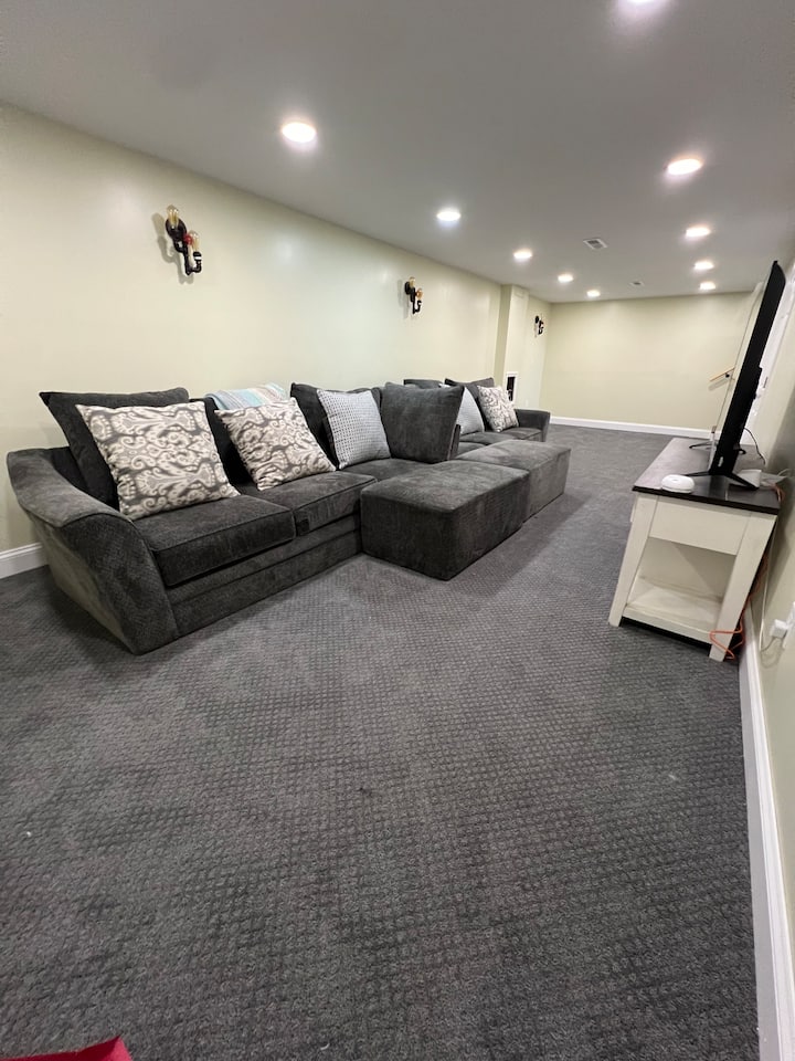 Sebule ya pili kwenye chumba cha chini ya ardhi yenye kochi la sehemu ya mtindo wa kulala ambalo linalala vizuri watu 2! 