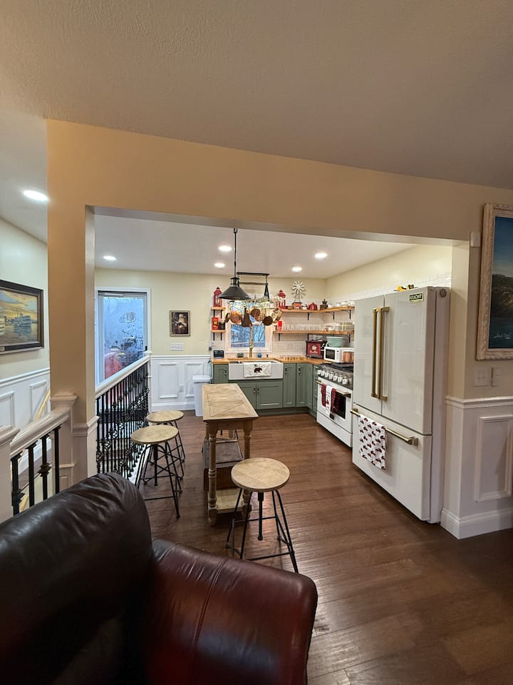 Chumba kizuri cha kukaribisha jioni zako na mpishi jikoni na wageni kwenye meza ya buffet ya watu 4 au katika sebule iliyo karibu!