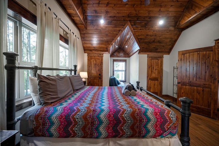 La 2e chambre à l'étage a un lit king size et un lit jumeau, pour dormir trois
