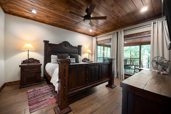 La chambre principale spacieuse en bas a un lit king size confortable et des rideaux occultants