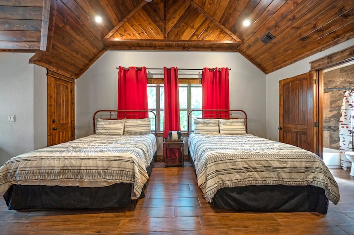 Chambre spacieuse avec deux lits queen size et un futon pliant