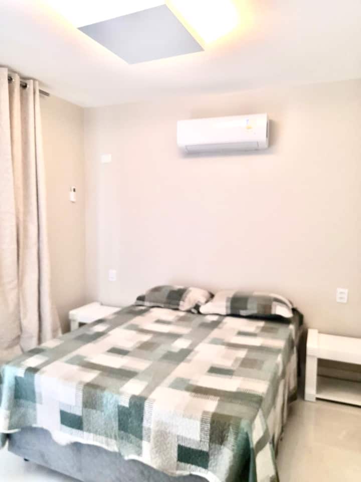 Изглед към апартамент 1 с двойно легло, самостоятелна баня, климатик и тъмна завеса. 