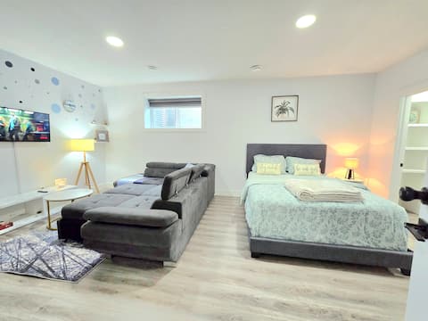 Top Airbnb: Safeabode - Spacious Comfy Studio Basement in Fraser