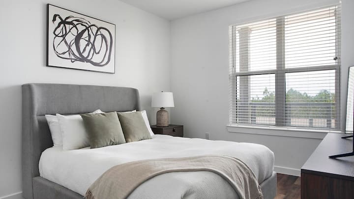 Landing | Stylish 1bd, Clubhouse, Pool - Lakeway, TX