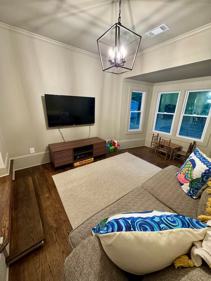 משחקים, תקליטורי DVD, קלטות VHS נמצאים בארון מתחת לטלוויזיה. 