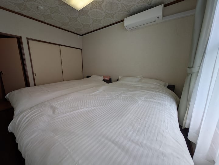 إنها غرفة النوم في الطابق الثاني.نحن نقدم سريرًا شبه مزدوج وسريرًا مزدوجًا لكل منهما.