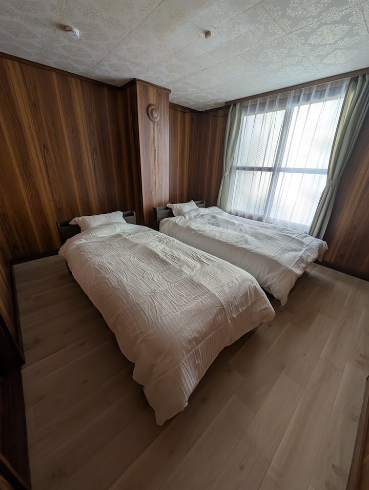 إنها غرفة النوم في الطابق الثاني.نقدم سريرًا مفردًا واحدًا وسريرًا شبه مزدوج واحد لكل منهما.