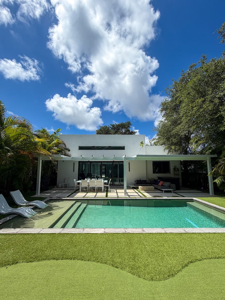 Luxury Villa In Miami | Pool | Mini Golf & Bbq - Miami, FL