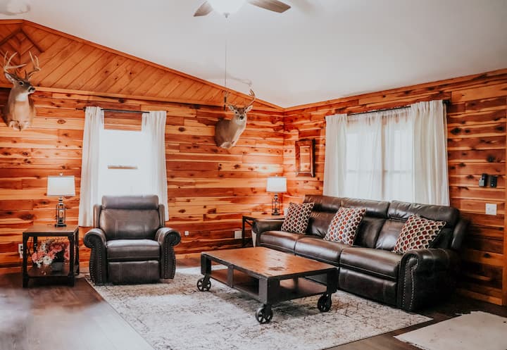 2 Story Log Cabin Near River! - Missouri