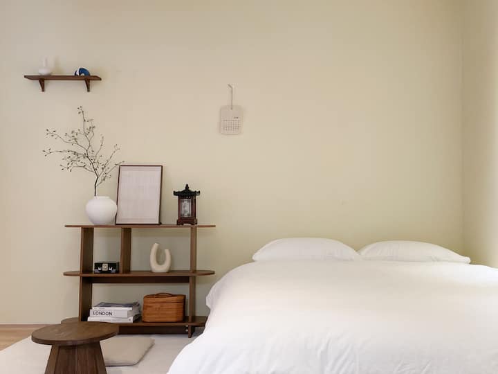 Hiki ni chumba tofauti cha kulala ambacho kinaweza kutumiwa wakati wa kuweka nafasi kwa watu 8 au zaidi.