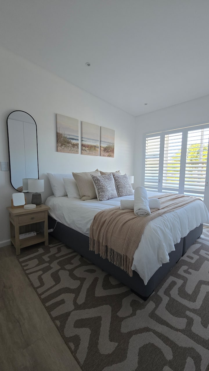 Main Bedroom with King bed, clean towels and en-suite bathroom.  Electric blankets during winter months.  Doors lead out into the garden.
