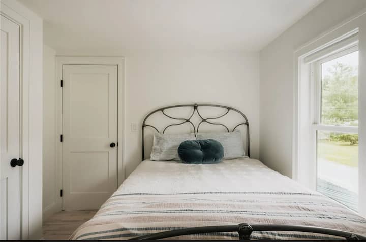 Dormitorio sereno con cama tamaño queen y vistas al lago.