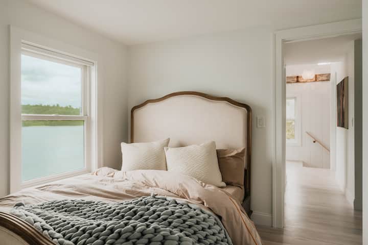 Increíble dormitorio con infinitas vistas al lago.