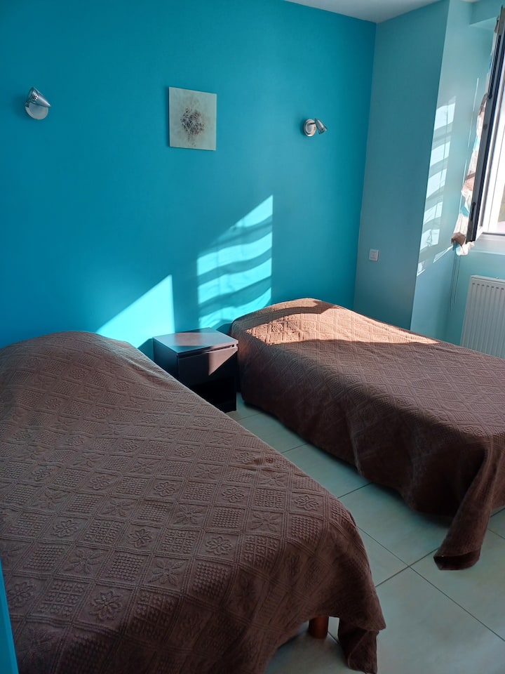 Обезбедено во сместувањето:
Blankings
Влошки 
Горен дел од кревет
Перници 