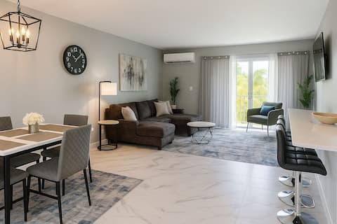 Stylish Condo • King bed • Pool • Balcony
