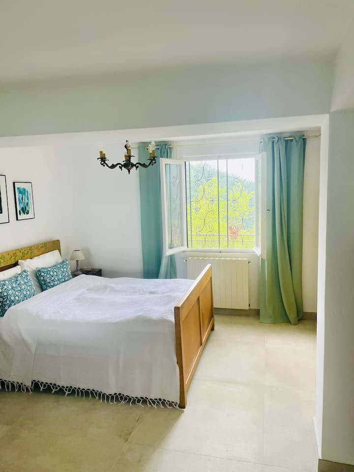 U ovoj sobi postoji mogućnost dva pomoćna ležaja. Pravi jednostruki kreveti.