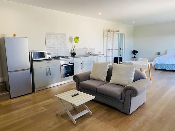 Modern Spacious Studio Apartment Centrally Located - Somerset West