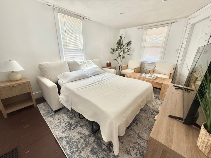 Charming Apartment Near Downtown - Penn State University, State College