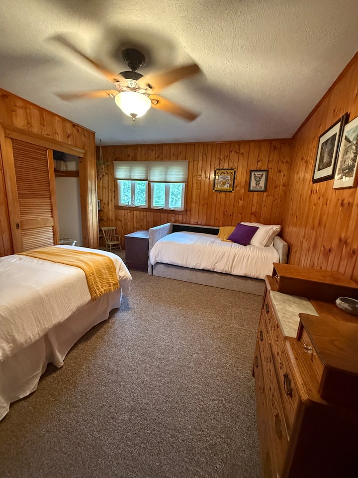 أظهر فخرك بجنود مشاة البحرية في هذه الغرفة المستوحاة من وحدة التدخل السريع، المثالية للعائلات أو الأصدقاء الذين يسافرون معًا. يضم سريرًا صغيرًا وسريرًا نهاريًا صغيرًا مع سرير قابل للسحب، مما يتيح للنوم بشكل مريح لثلاثة ضيوف بحدٍ أقصى.