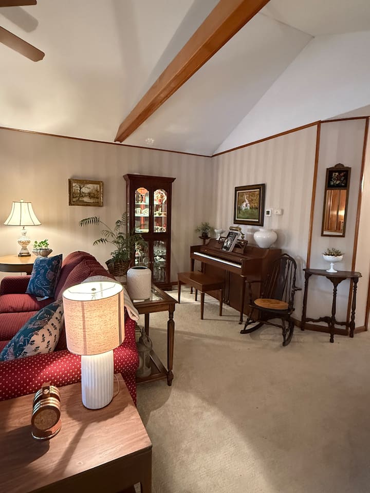 مشرق ومفتوح ومريح ومليء بالسحر العتيق - مثالي للاسترخاء مع كتاب وإعادة التواصل بعد يوم من المغامرة. 