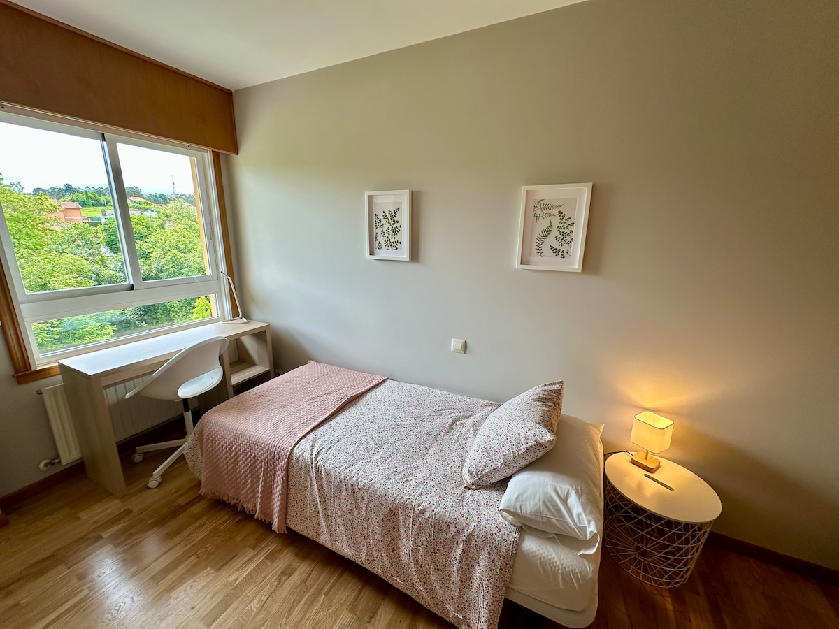 يمكن أن تستوعب غرفة النوم هذه أيضًا شخصًا واحدًا ولدينا سرير إضافي في حال احتجت إليه. 