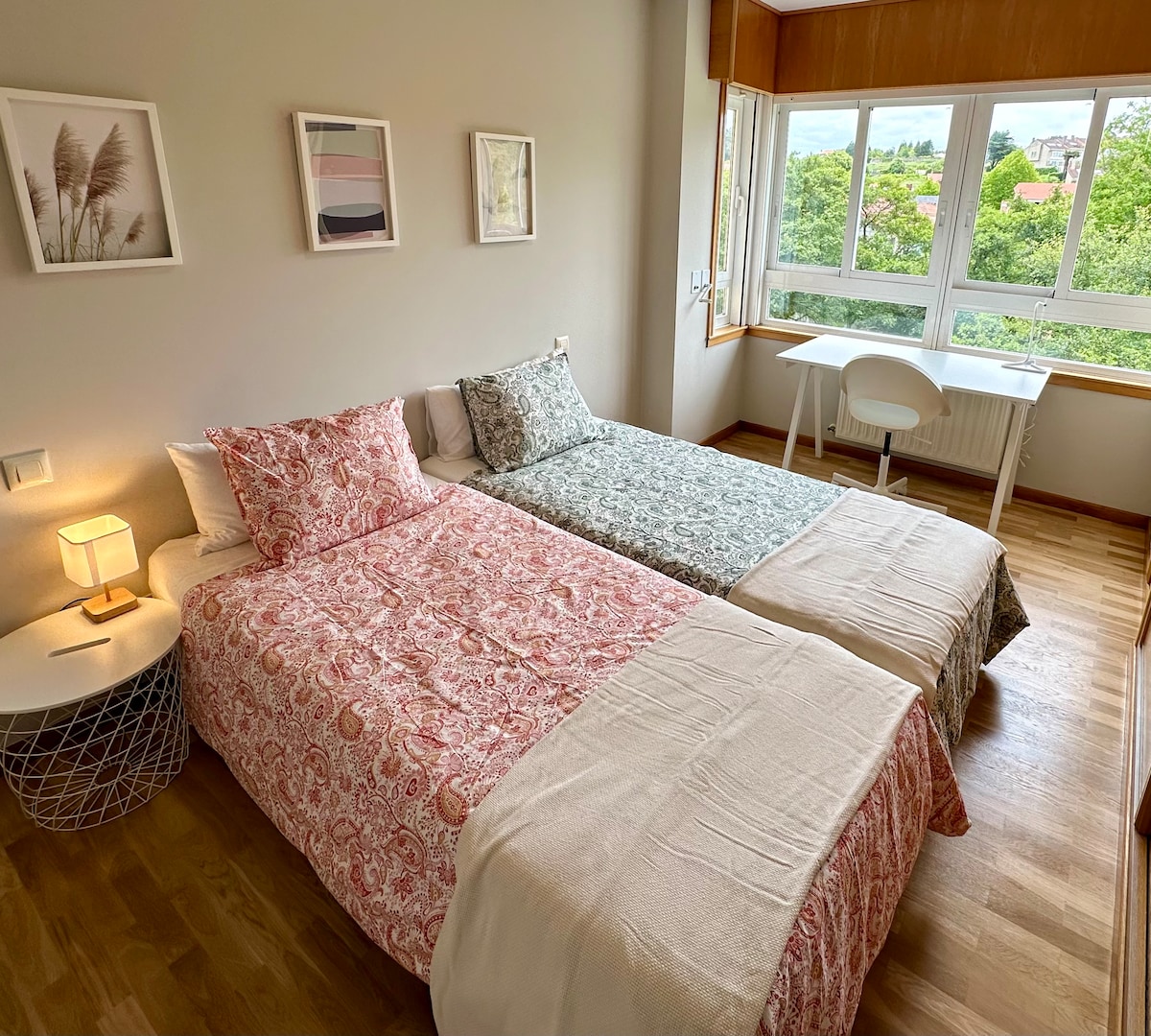 تم إعداد هذا الجناح لاستيعاب زوجين أو صديقين. الأسرّة وتكون معًا أو جزء من طاولة الليل.