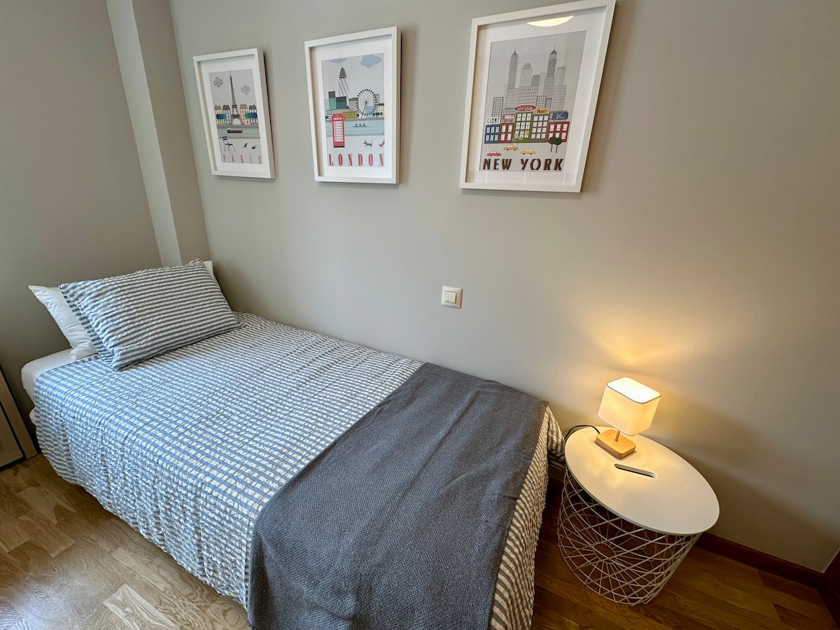 يمكن أن تستوعب غرفة النوم هذه شخصًا واحدًا ولدينا سرير إضافي في حال احتجت إليه. 