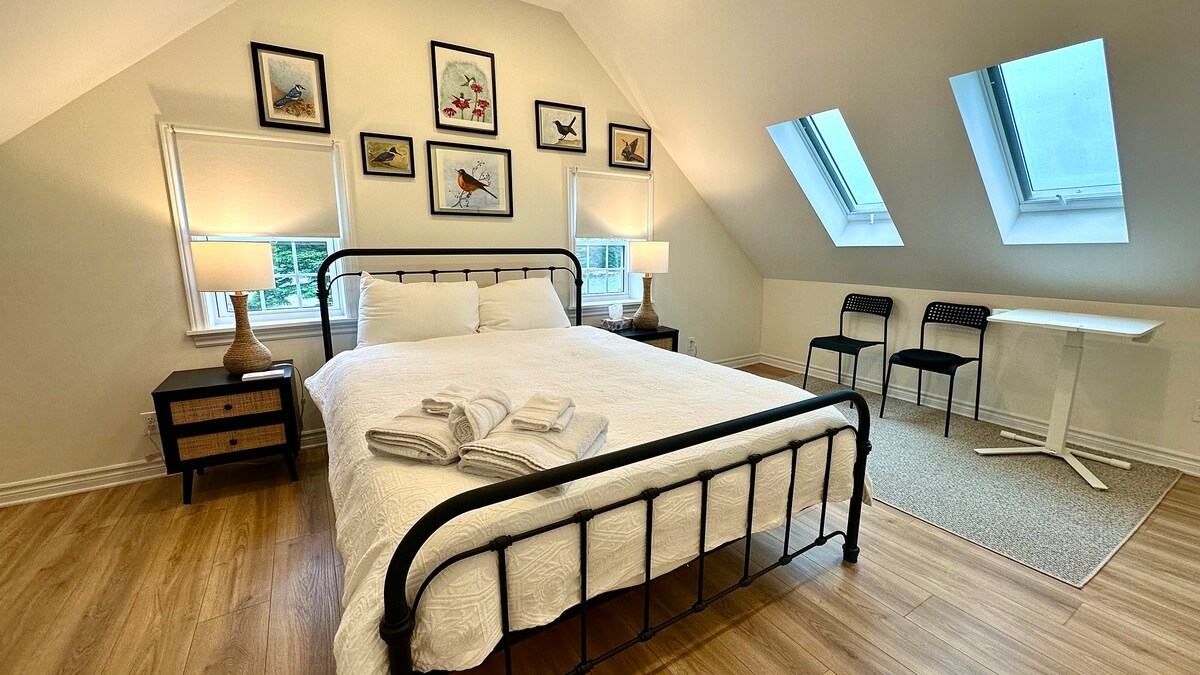 חדר שינה נעים עם מיטת קווין סייז ותריסי האפלה לשינה נינוחה.