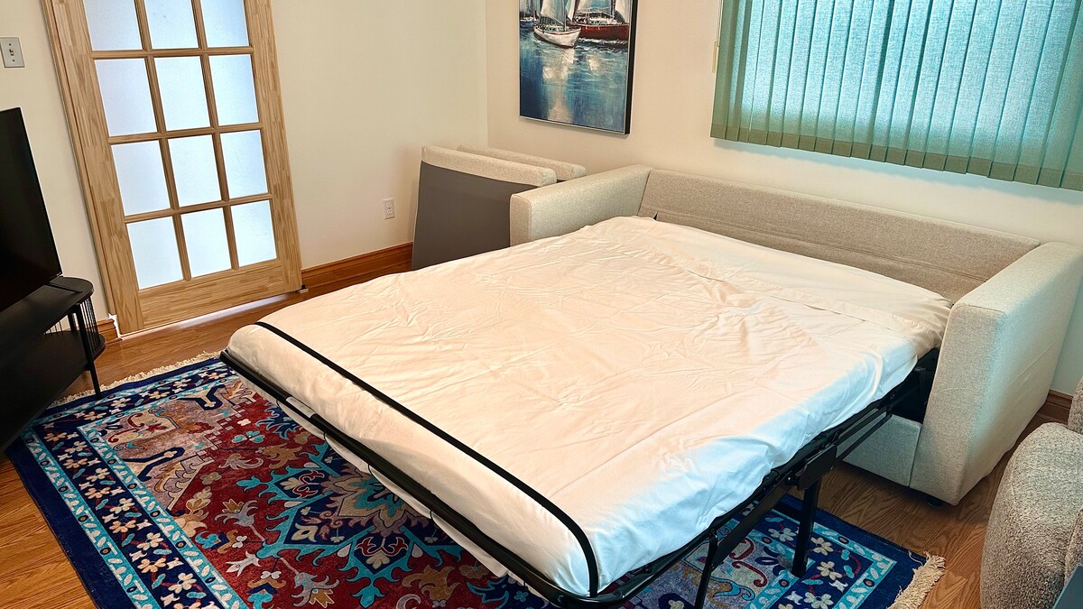 סוויטה נעימה עם ספה נפתחת בגודל קווין סייז, מושלמת לאורחים נוספים.