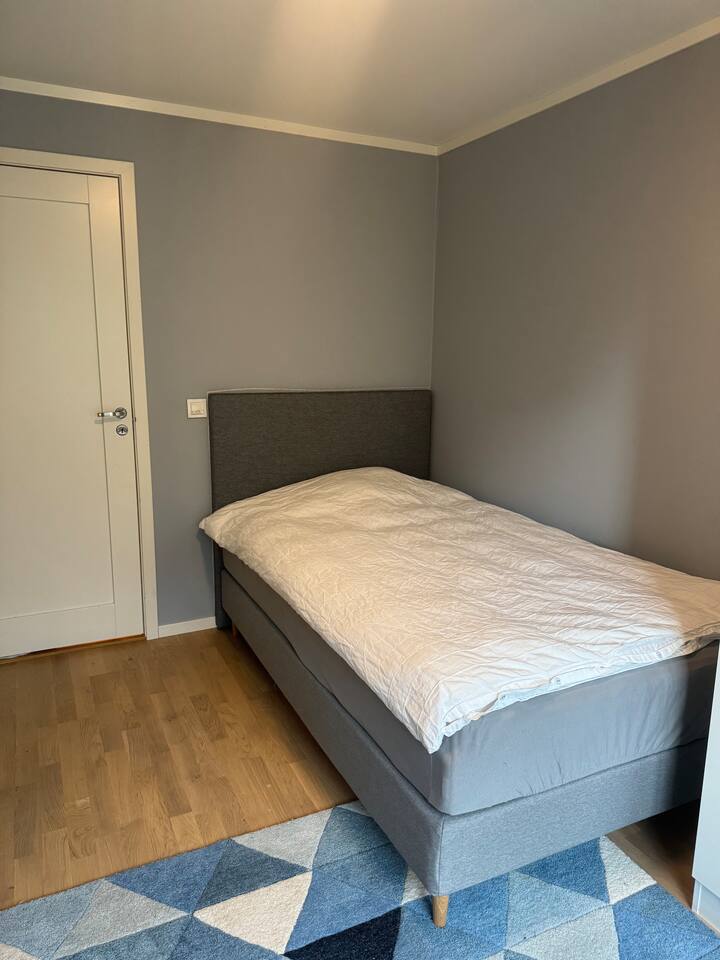 Cama de 120 x 200 cm. Adecuado para un adulto, posiblemente dos niños. 