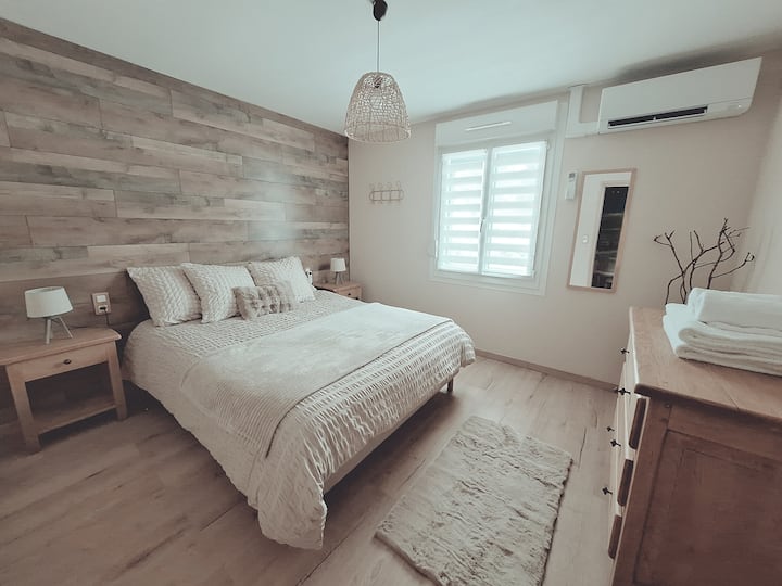 Habitación Lobos, ambiente cálido y acogedor, con una cama espaciosa de 160x200. Cama hecha a la llegada.