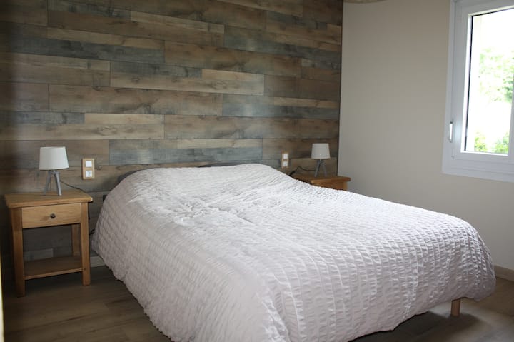 ห้องนอนที่สว่างและอบอุ่นพร้อมเตียงขนาด 160x190 ที่สะดวกสบายสำหรับการนอนหลับพักผ่อน 