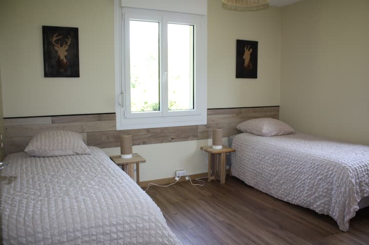 ห้องนอนสว่างพร้อมเตียงแยกกันขนาด 90x190 
โมดูลาร์: เตียงเดี่ยวสองเตียงหรือเตียงคู่ขนาดใหญ่ คุณเลือกได้ 