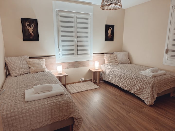 Habitación Ciervos con dos camas de 90x190 y un armario, ideal para una estadía cómoda y organizada.  Camas hechas a la llegada.