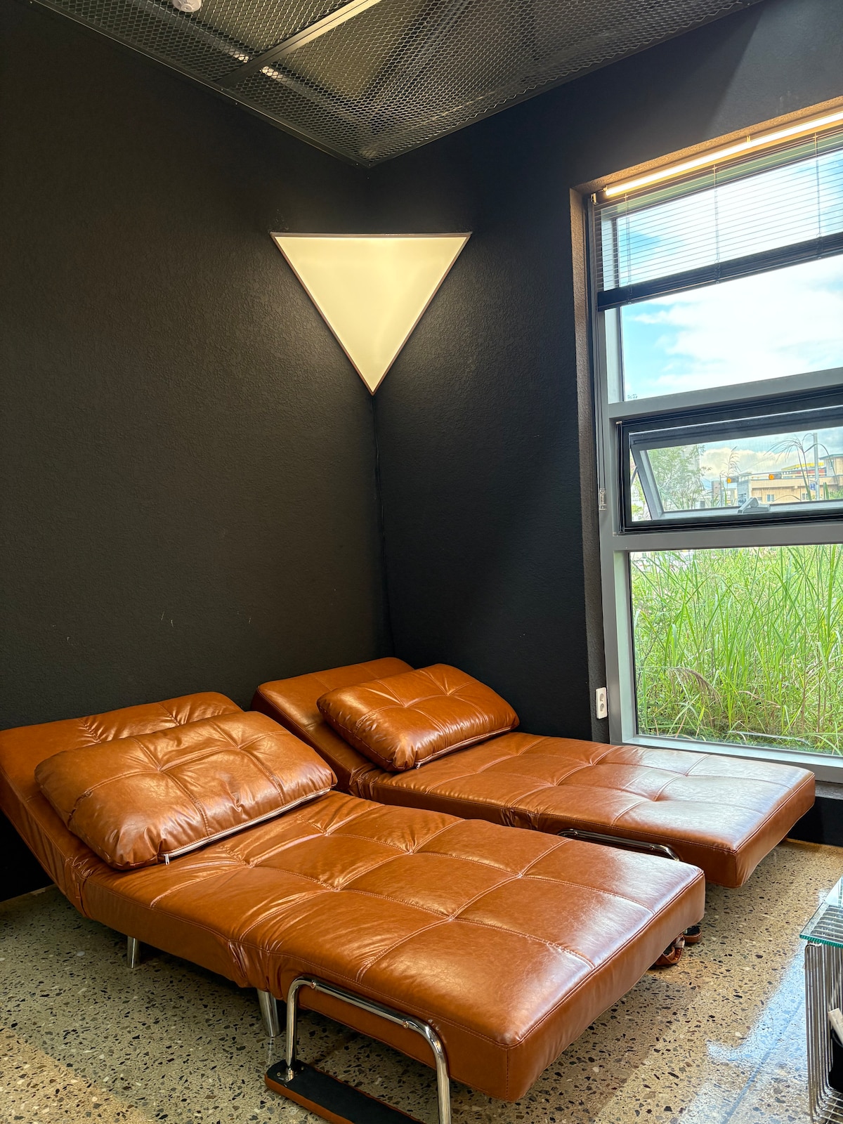 Guía para️ el sofá cama
	•  	Hay 2 sofás cama en la sala de estar.
	•  	 Cuando se reserva para 2 personas, se puede utilizar como sofá.
	•  	Para reservaciones con personas➕ adicionales, puedes usarlo como cama.
